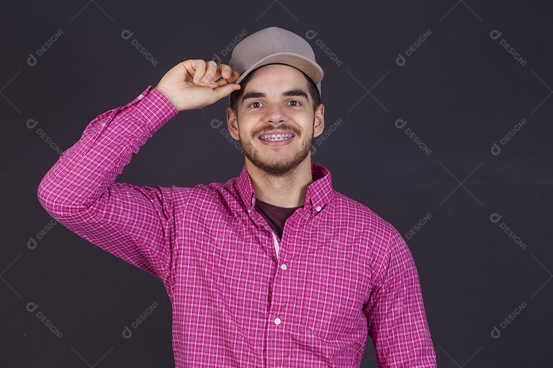 Homem jovem barbudo usando boné sobre fundo isolado