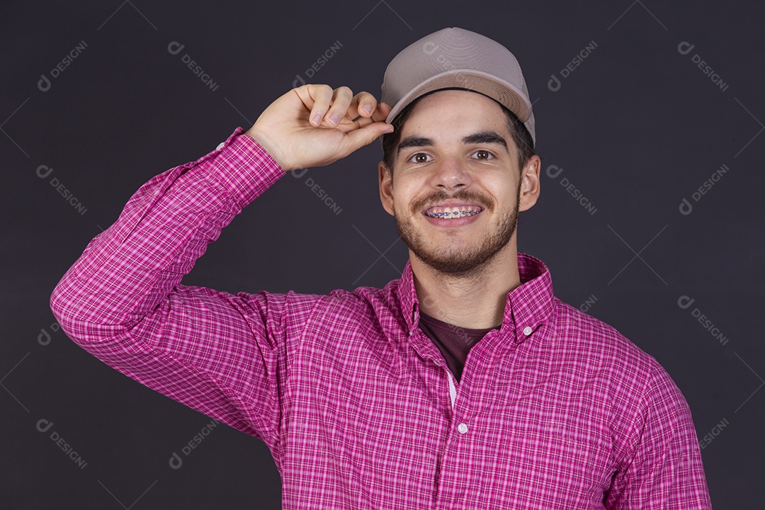Homem jovem barbudo usando boné sobre fundo isolado