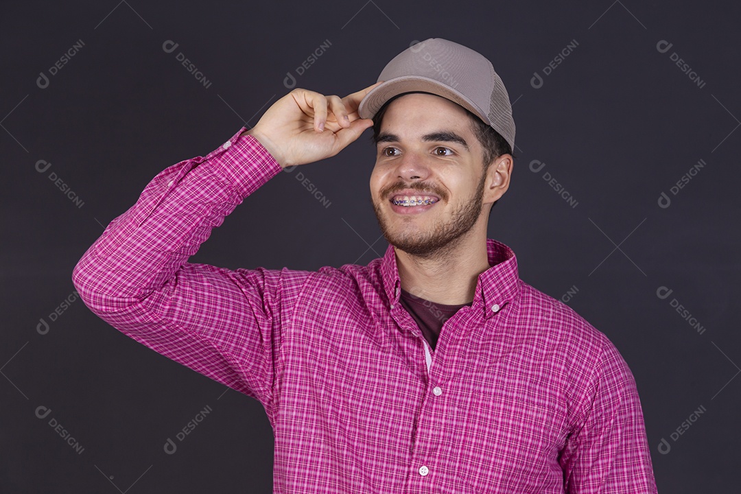 Homem jovem barbudo usando boné sobre fundo isolado