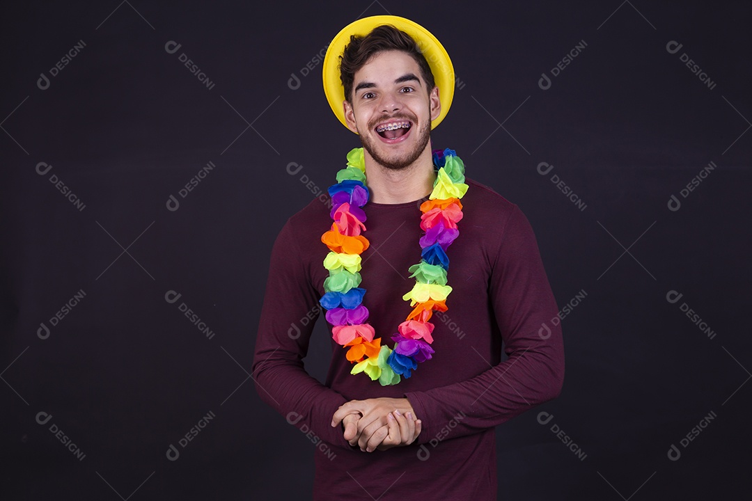 Homem jovem fantasiado para carnaval
