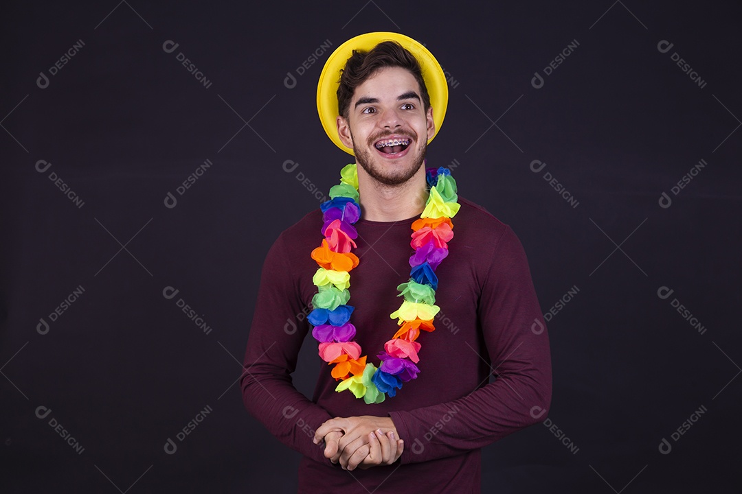 Homem jovem fantasiado para carnaval