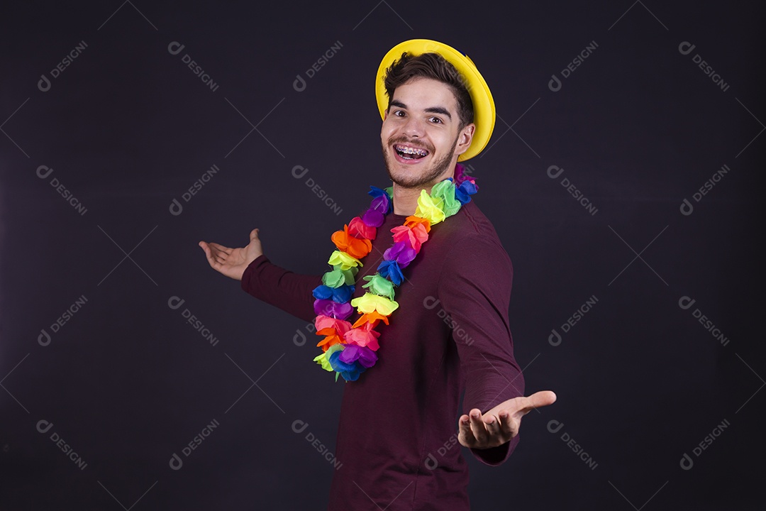 Homem jovem fantasiado para carnaval