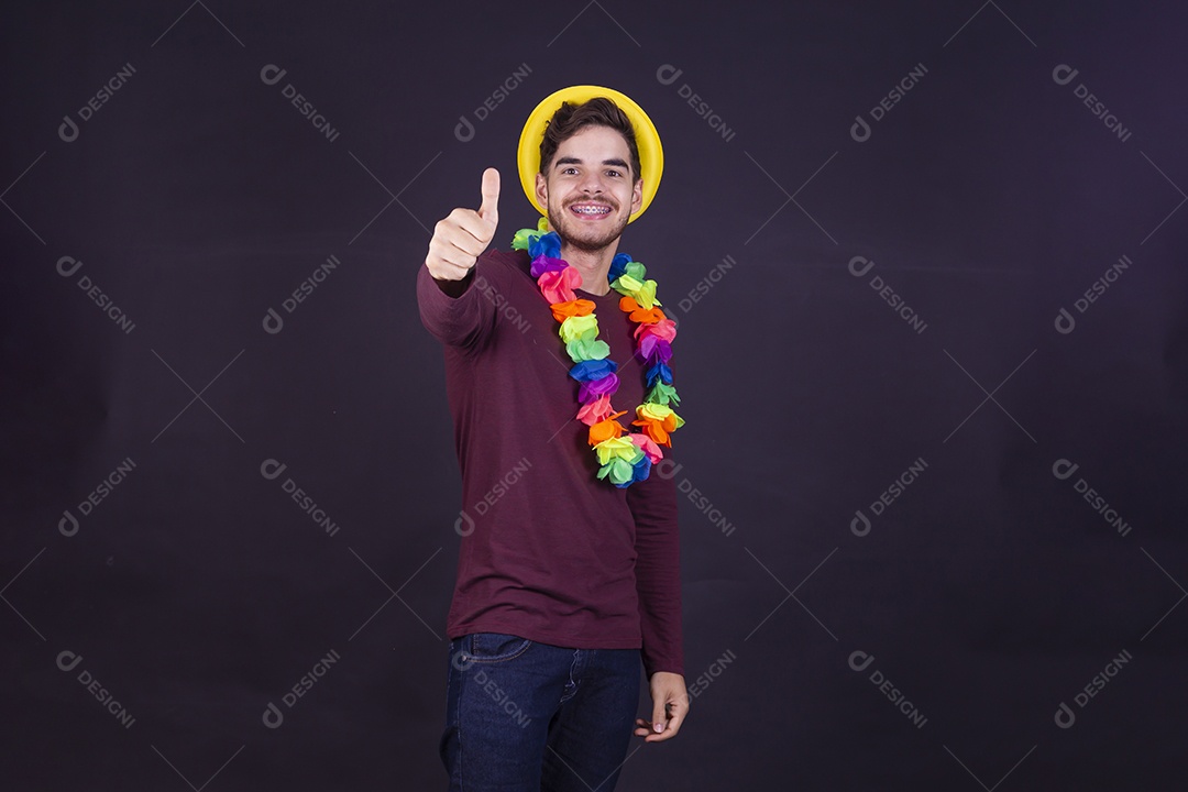 Homem jovem fantasiado para carnaval