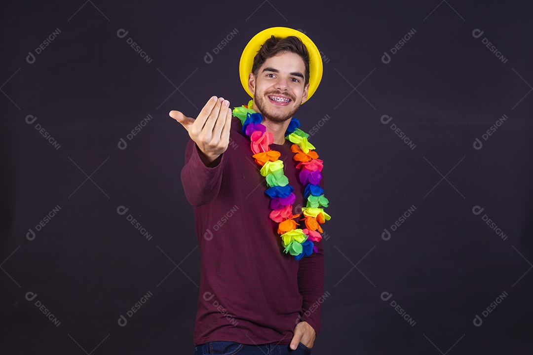 Homem jovem fantasiado para carnaval