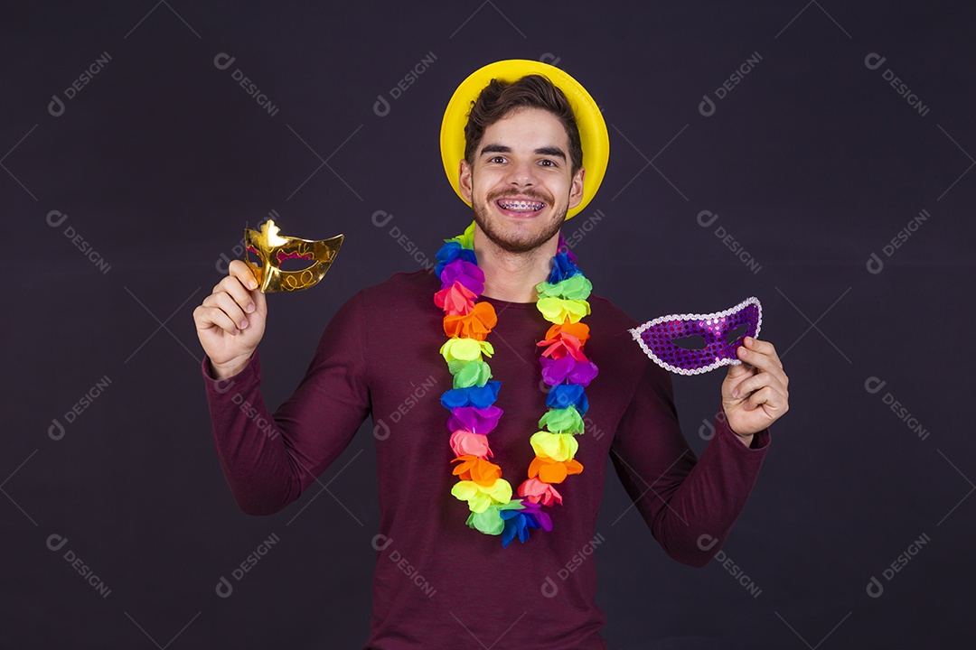 Homem jovem fantasiado para carnaval