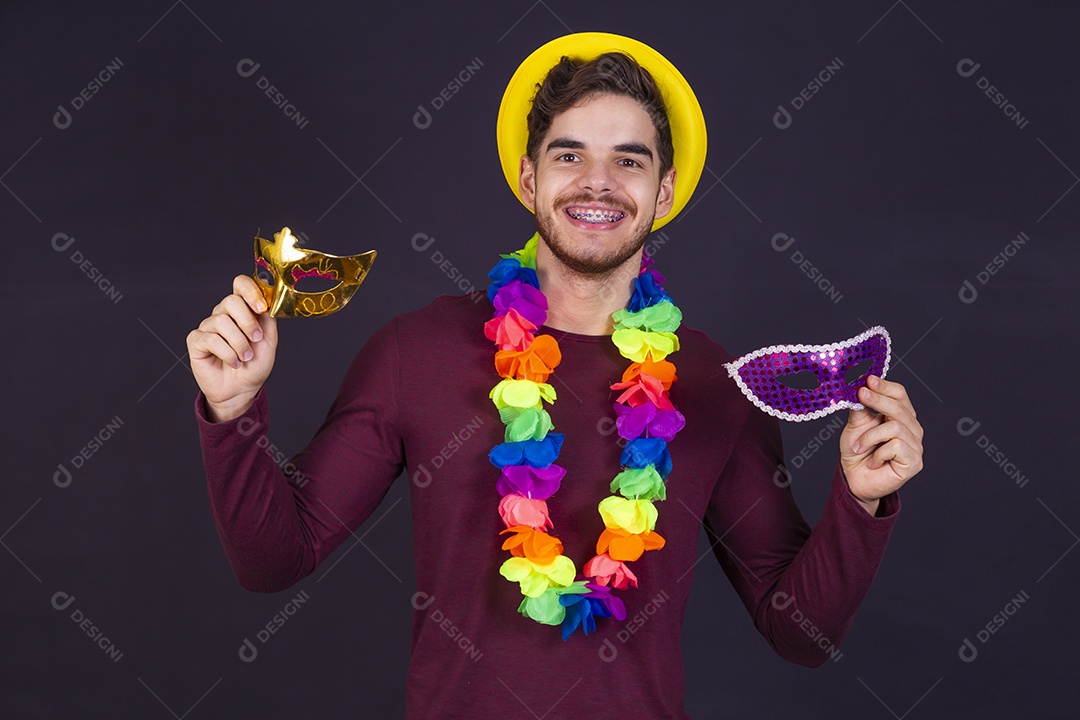Homem jovem fantasiado para carnaval
