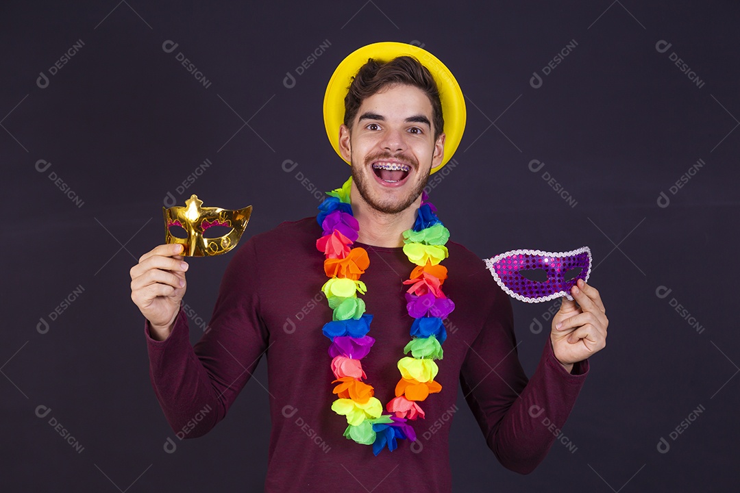 Homem jovem fantasiado para carnaval