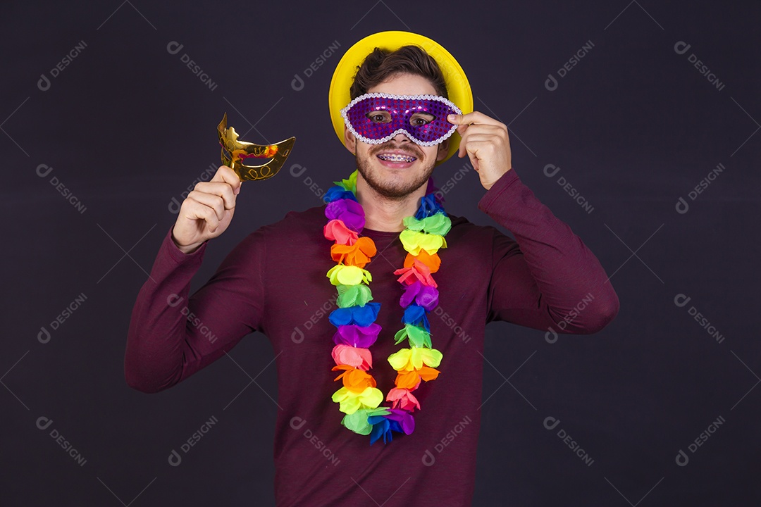 Homem jovem fantasiado para carnaval