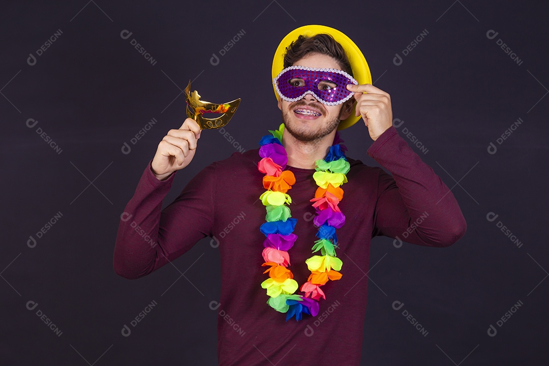 Homem jovem fantasiado para carnaval