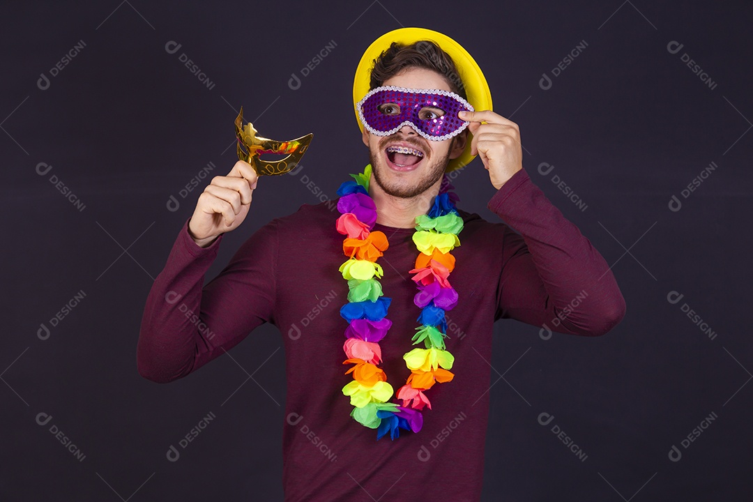 Homem jovem fantasiado para carnaval