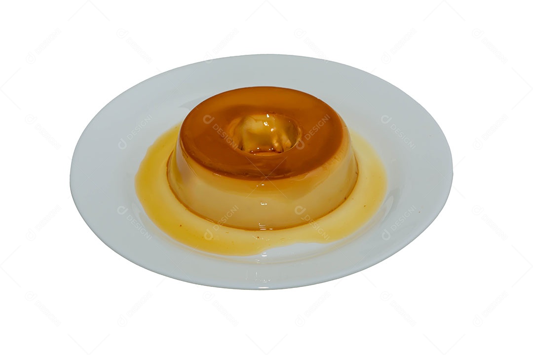 Pudim de leite sobre fundo isolado branco.