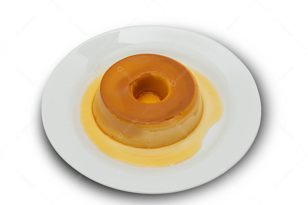 Pudim de leite sobre fundo isolado branco.