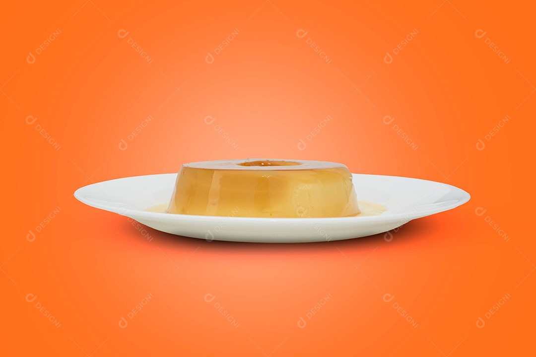 Pudim de leite sobre fundo isolado laranja