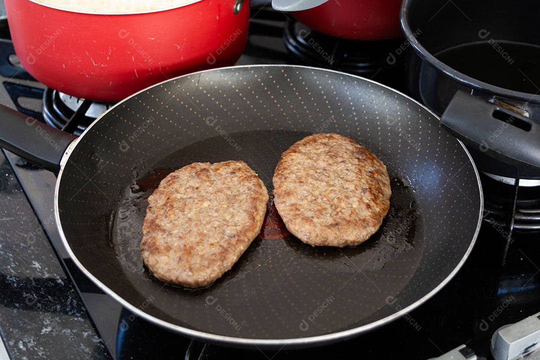 Fritar hambúrguer na frigideira para refeição