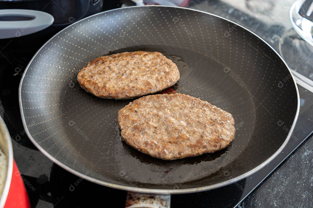 Fritar hambúrguer na frigideira para refeição