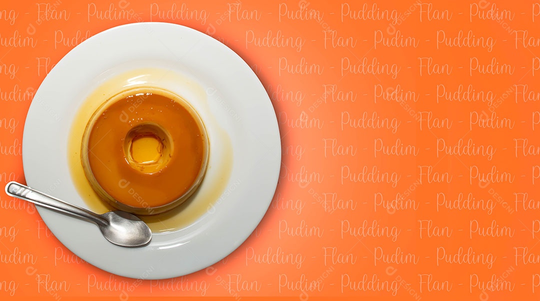 Pudim de leite em prato branco, colher metálica ao lado.