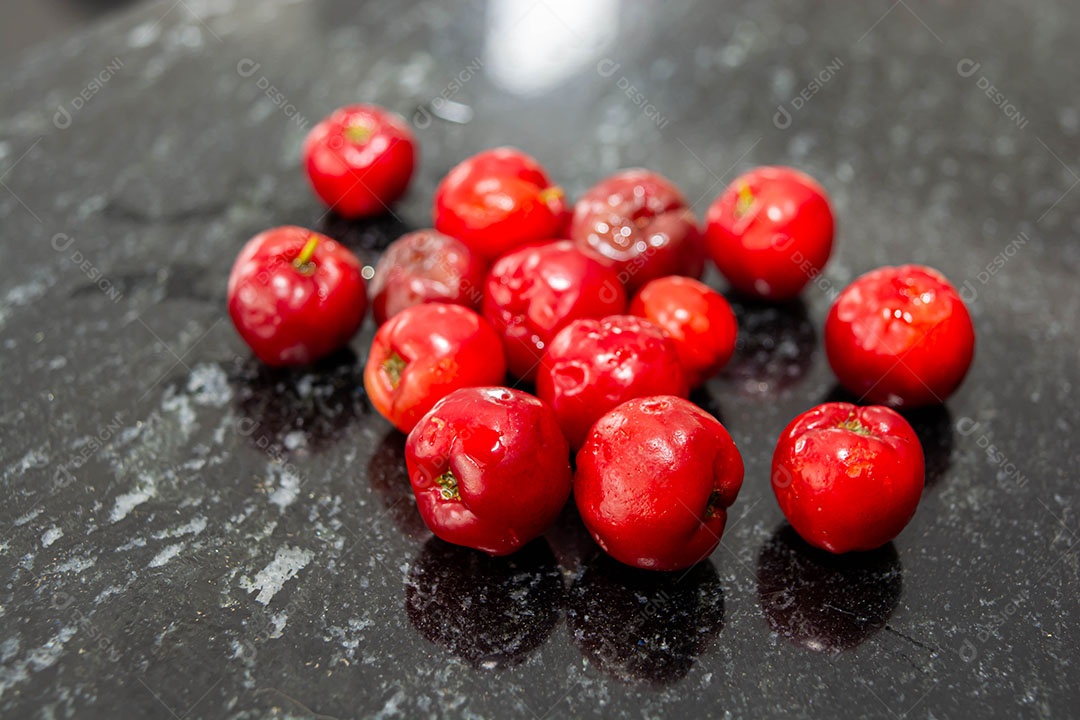 Baga de acerola em um fundo preto