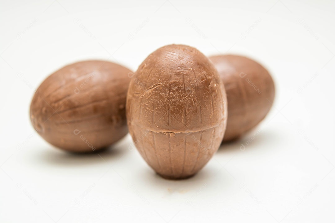 Ovos de chocolate isolado em um fundo branco