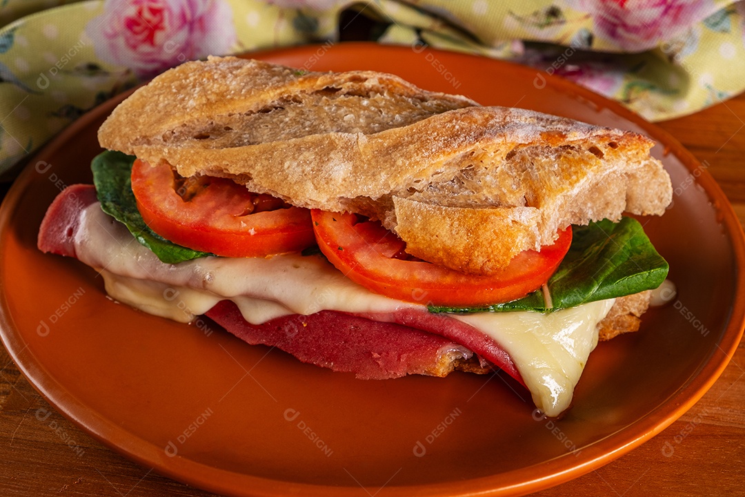 Sanduíche de baguete artesanal