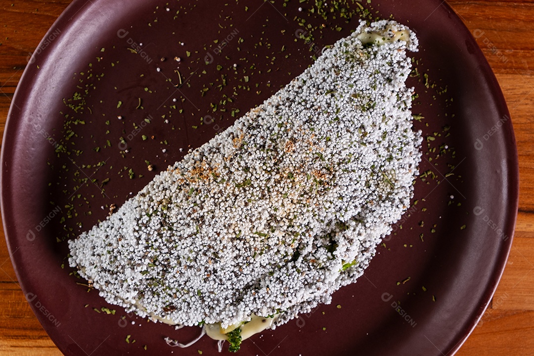 Tapioca recheada com mussarela e brócolis