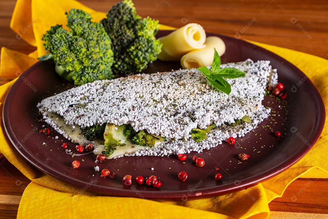 Tapioca recheada com mussarela e brócolis