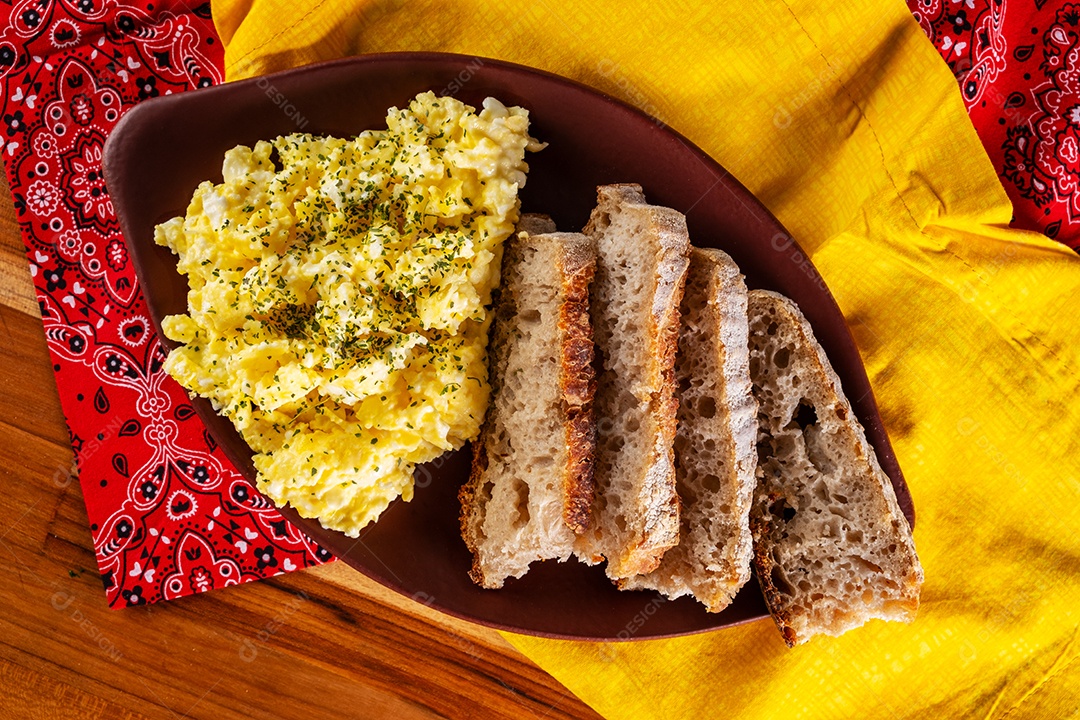 Ovos mexidos e fatias de pão artesanal