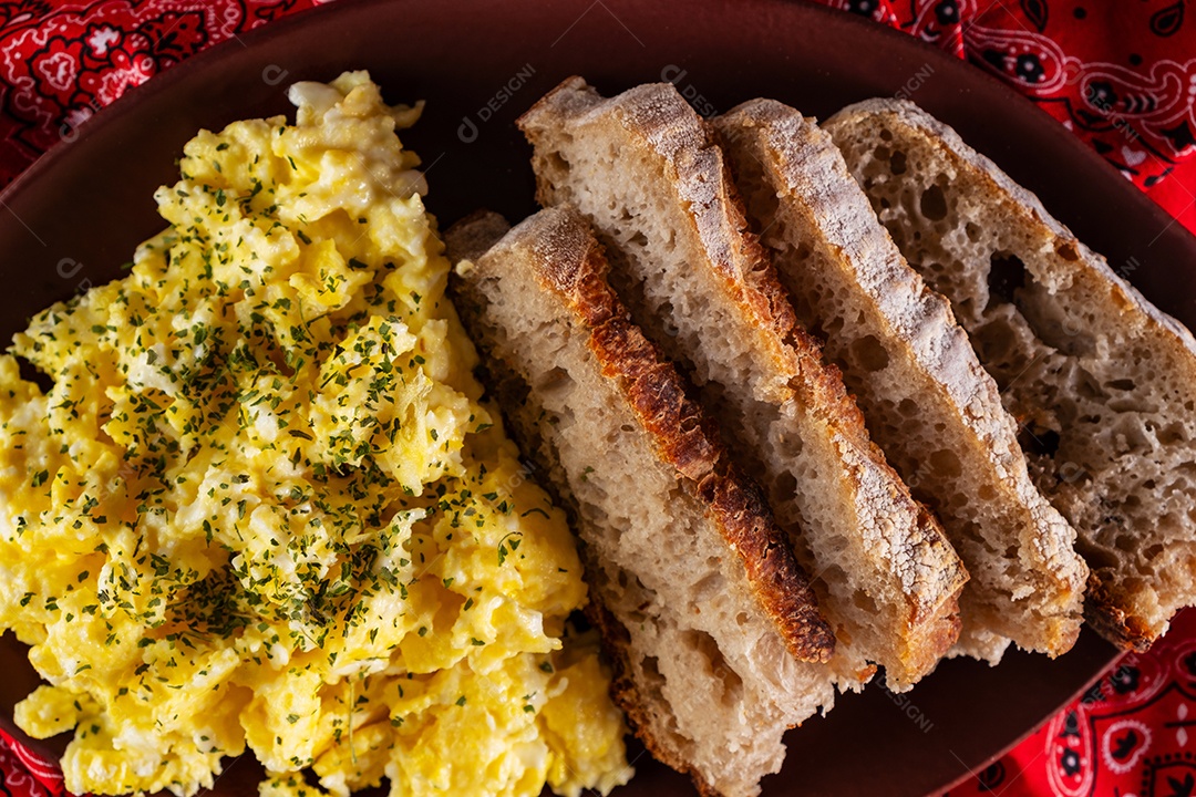 Ovos mexidos e fatias de pão artesanal