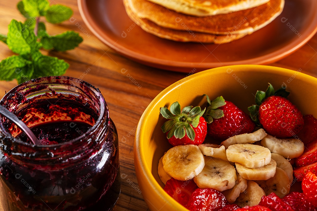 Tigela com iogurte natural granola fruta chia e mel