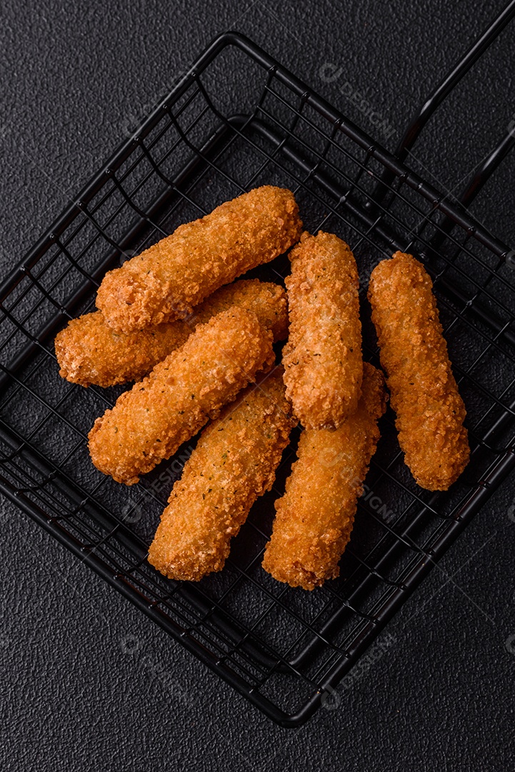 Deliciosos palitos de queijo crocante com mussarela, sal e especiarias, empanados e fritos em óleo. Comida rápida, take-away
