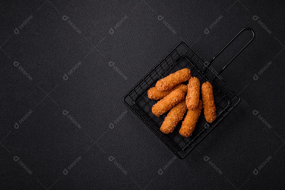 Deliciosos palitos de queijo crocante com mussarela, sal e especiarias, empanados e fritos em óleo. Comida rápida, take-away