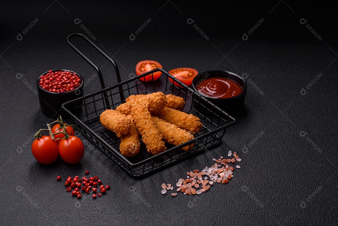 Deliciosos palitos de queijo crocante com mussarela, sal e especiarias, empanados e fritos em óleo. Comida rápida, take-away