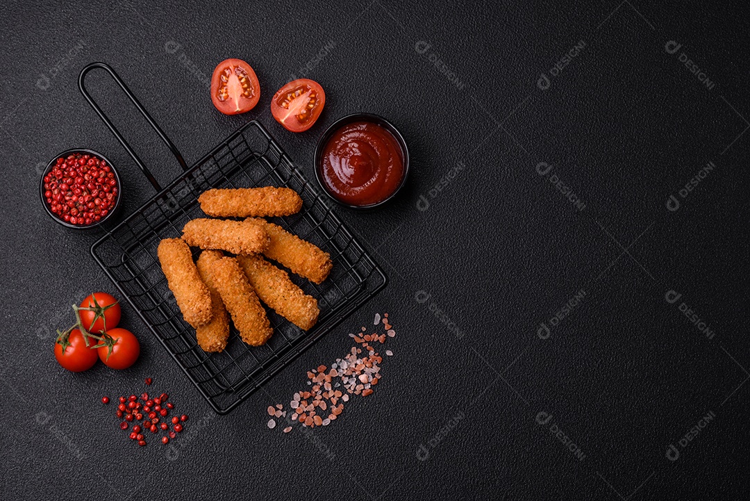 Deliciosos palitos de queijo crocante com mussarela, sal e especiarias, empanados e fritos em óleo. Comida rápida, take-away