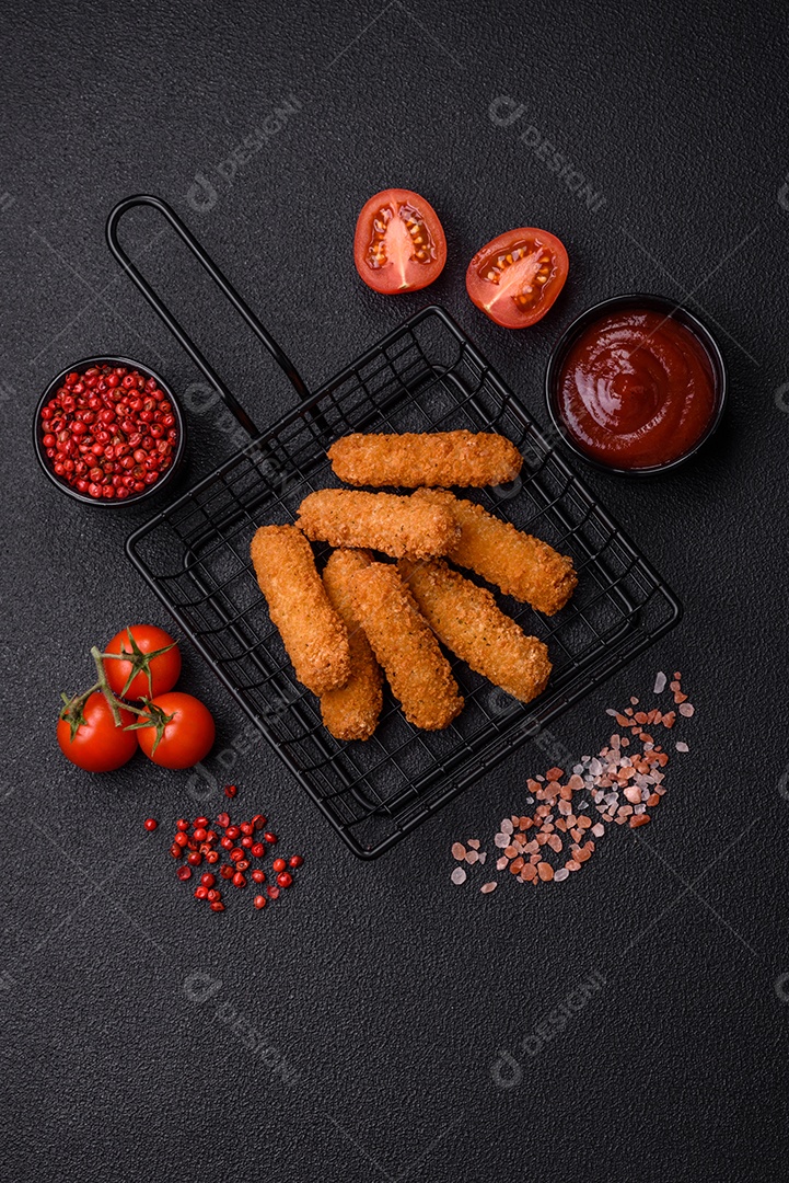 Deliciosos palitos de queijo crocante com mussarela, sal e especiarias, empanados e fritos em óleo. Comida rápida, take-away