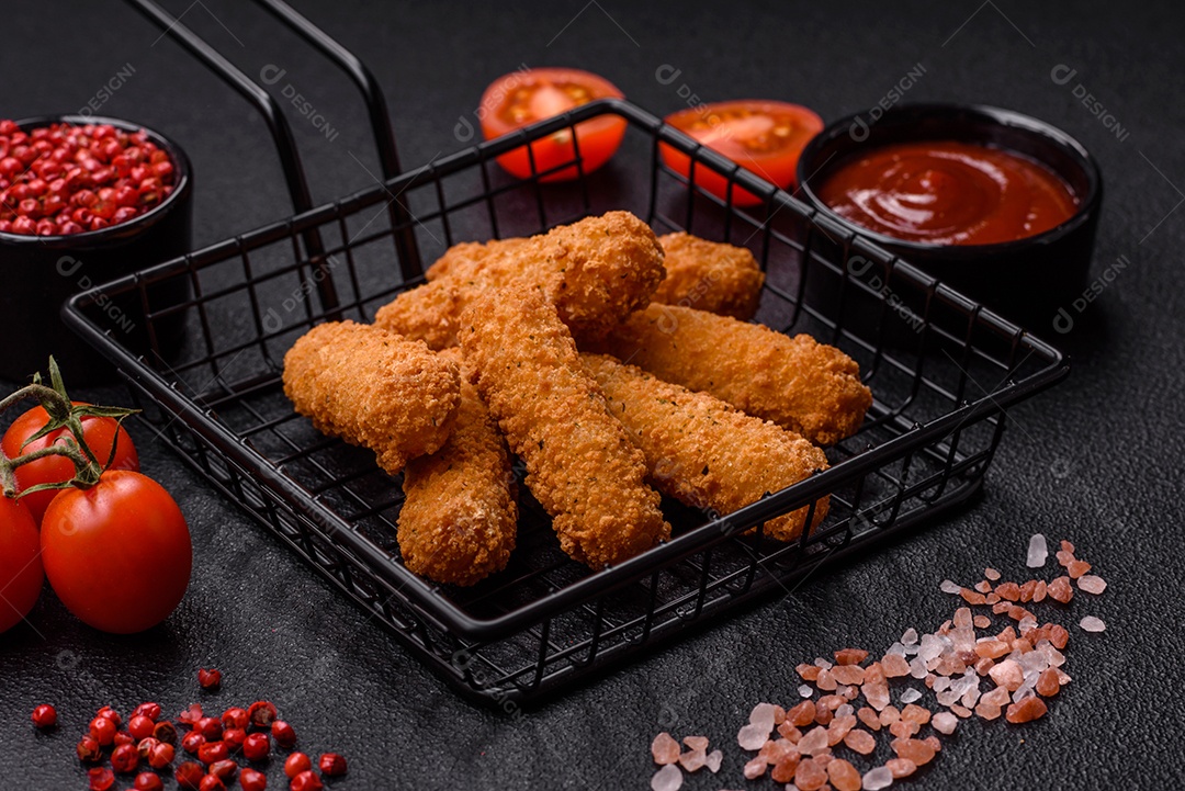 Deliciosos palitos de queijo crocante com mussarela, sal e especiarias, empanados e fritos em óleo. Comida rápida, take-away