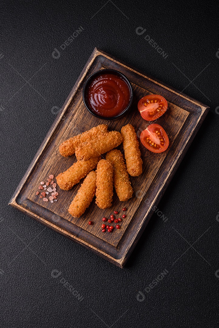 Deliciosos palitos de queijo crocante com mussarela, sal e especiarias, empanados e fritos em óleo. Comida rápida, take-away