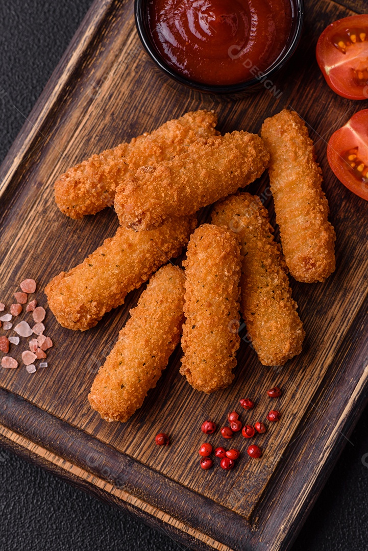 Deliciosos palitos de queijo crocante com mussarela, sal e especiarias, empanados e fritos em óleo. Comida rápida, take-away