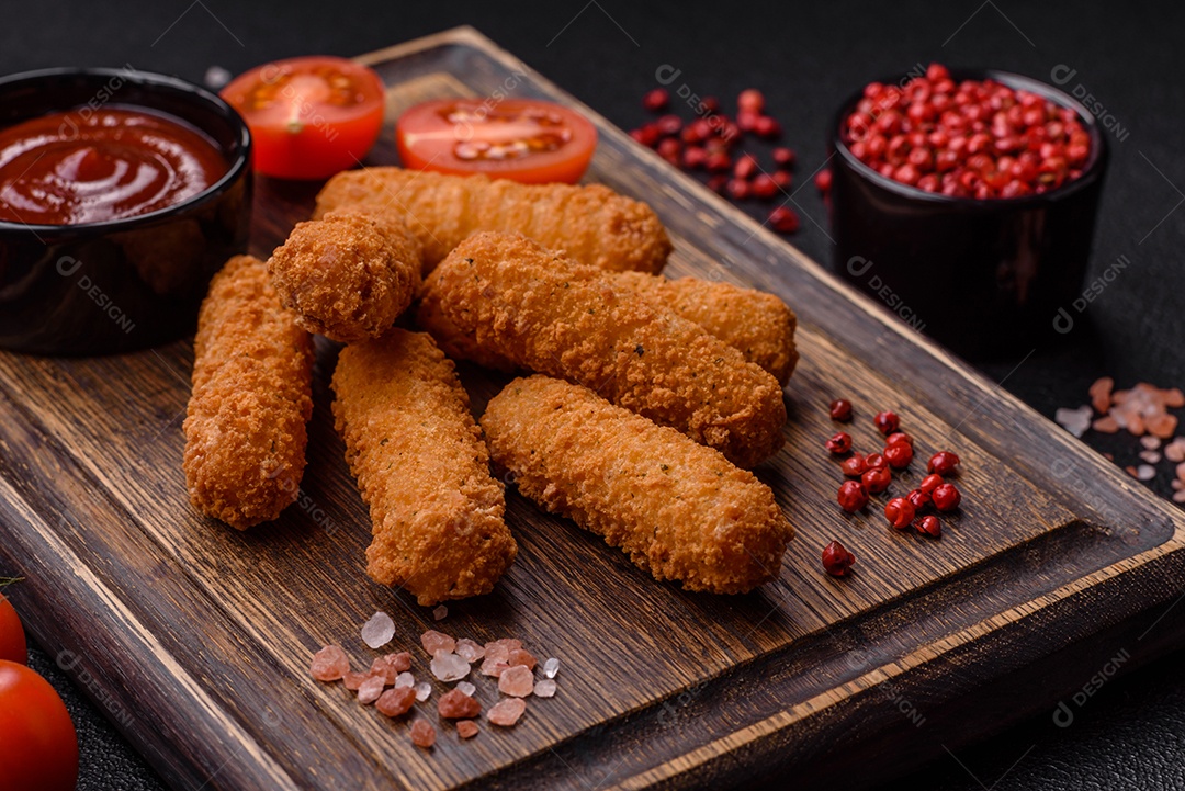 Deliciosos palitos de queijo crocante com mussarela, sal e especiarias, empanados e fritos em óleo. Comida rápida, take-away