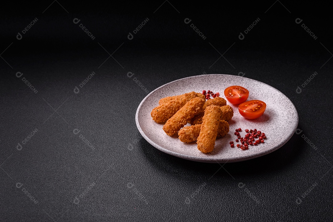 Deliciosos palitos de queijo crocante com mussarela, sal e especiarias, empanados e fritos em óleo. Comida rápida, take-away
