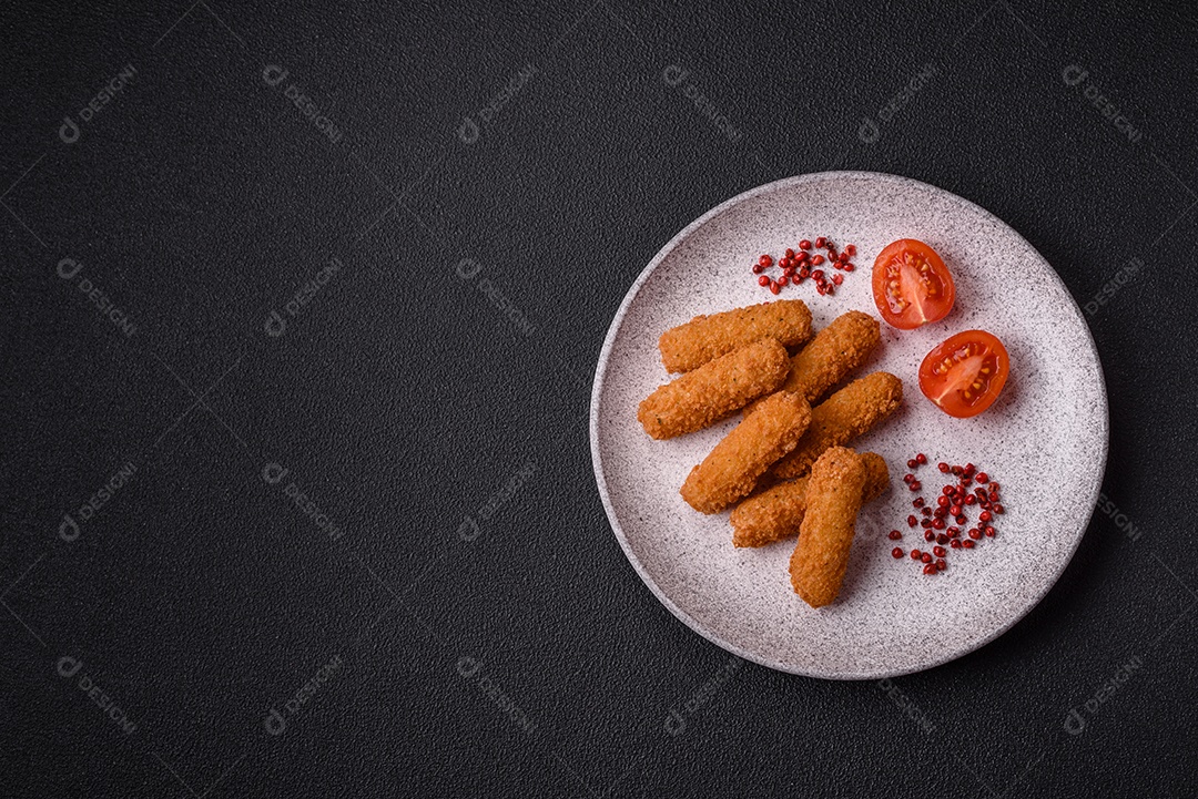 Deliciosos palitos de queijo crocante com mussarela, sal e especiarias, empanados e fritos em óleo. Comida rápida, take-away