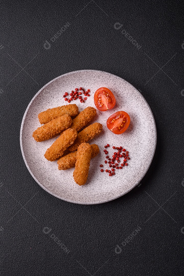 Deliciosos palitos de queijo crocante com mussarela, sal e especiarias, empanados e fritos em óleo. Comida rápida, take-away