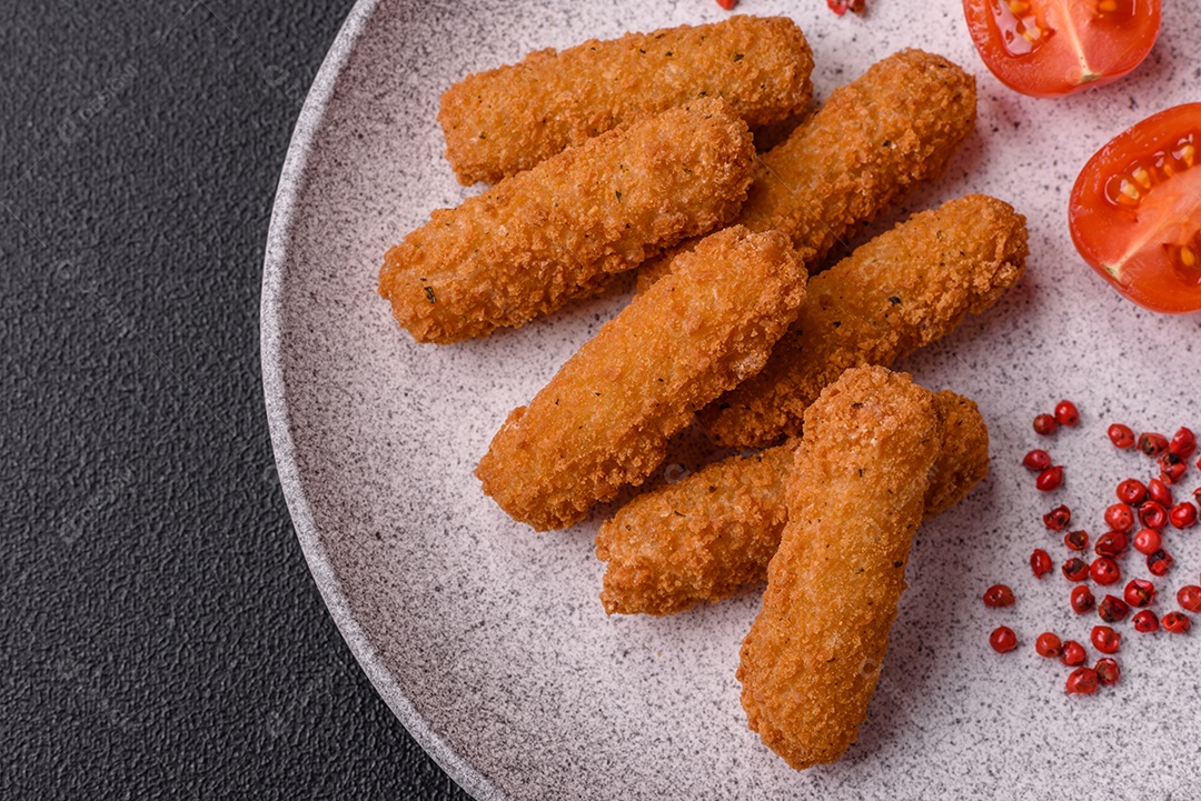 Deliciosos nuggets, rodelas e bolinhas de mussarela e queijo parmesão com sal e especiarias. Fast-food, comida pouco saudável