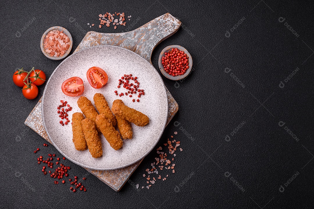 Deliciosos nuggets, rodelas e bolinhas de mussarela e queijo parmesão com sal e especiarias. Fast-food, comida pouco saudável
