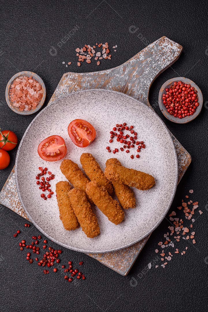 Deliciosos nuggets, rodelas e bolinhas de mussarela e queijo parmesão com sal e especiarias. Fast-food, comida pouco saudável
