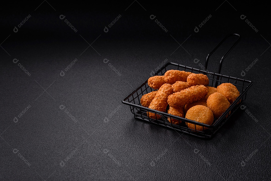 Deliciosos nuggets, rodelas e bolinhas de mussarela e queijo parmesão com sal e especiarias. Fast-food, comida pouco saudável