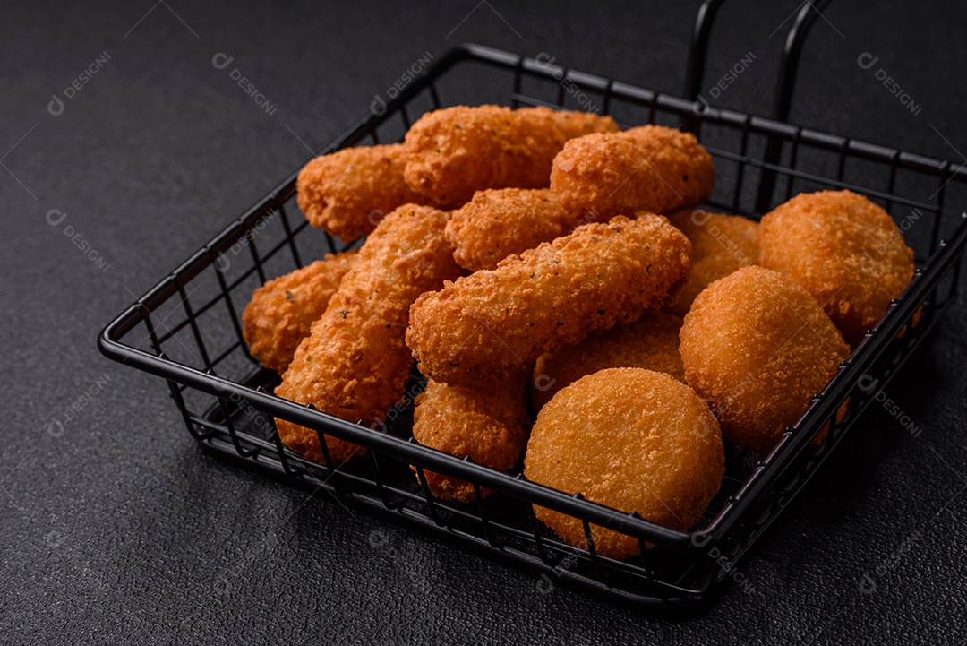 Deliciosos nuggets, rodelas e bolinhas de mussarela e queijo parmesão com sal e especiarias. Fast-food, comida pouco saudável