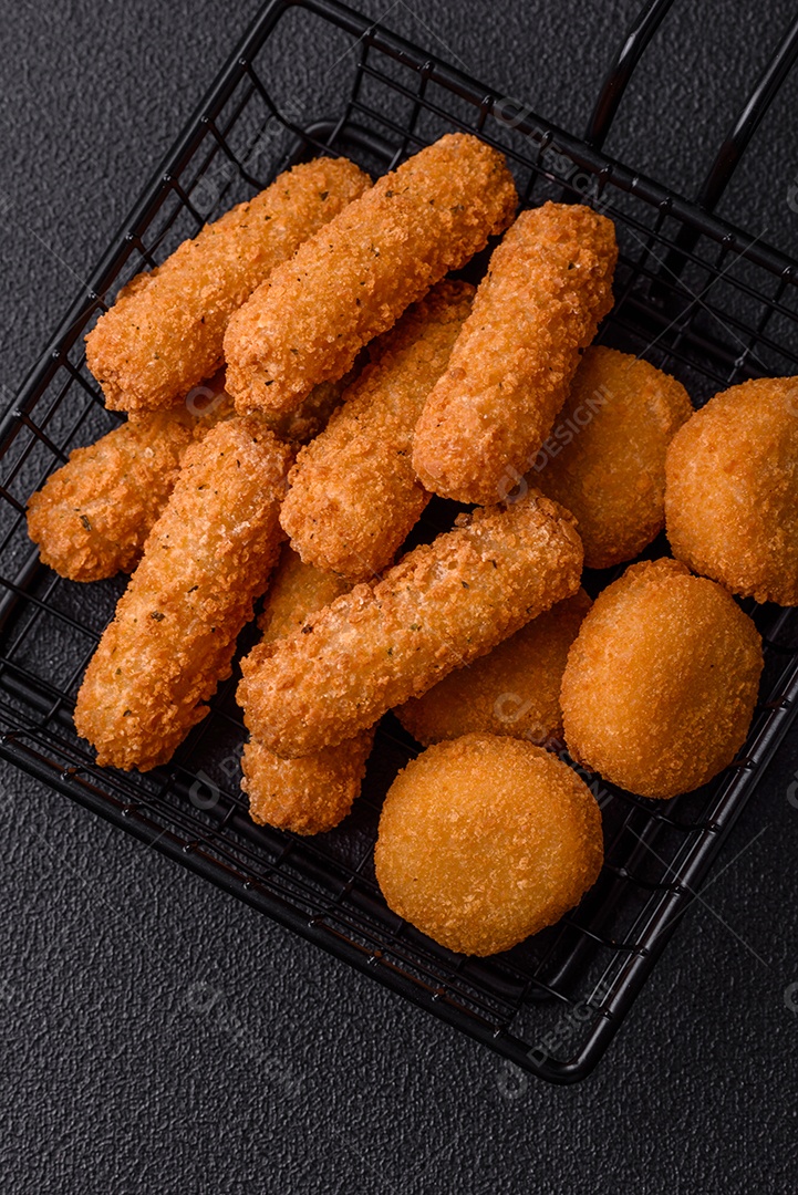 Deliciosos nuggets, rodelas e bolinhas de mussarela e queijo parmesão com sal e especiarias. Fast-food, comida pouco saudável