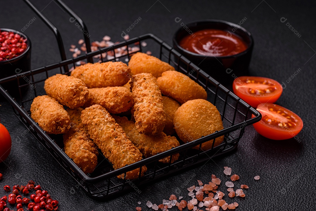 Deliciosos nuggets, rodelas e bolinhas de mussarela e queijo parmesão com sal e especiarias. Fast-food, comida pouco saudável