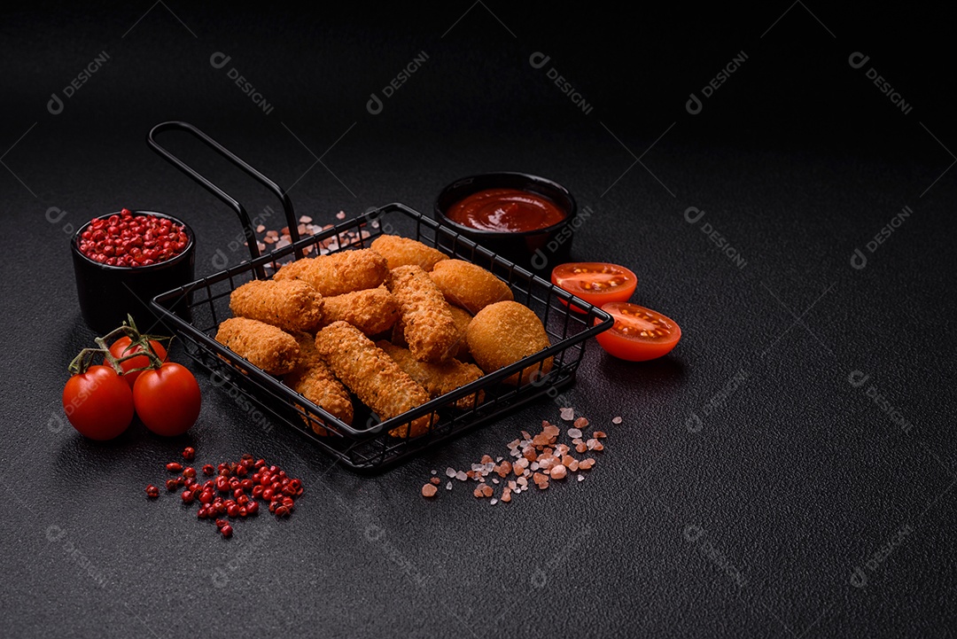 Deliciosos nuggets, rodelas e bolinhas de mussarela e queijo parmesão com sal e especiarias. Fast-food, comida pouco saudável