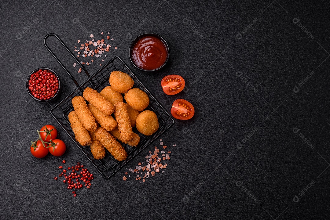 Deliciosos nuggets, rodelas e bolinhas de mussarela e queijo parmesão com sal e especiarias. Fast-food, comida pouco saudável