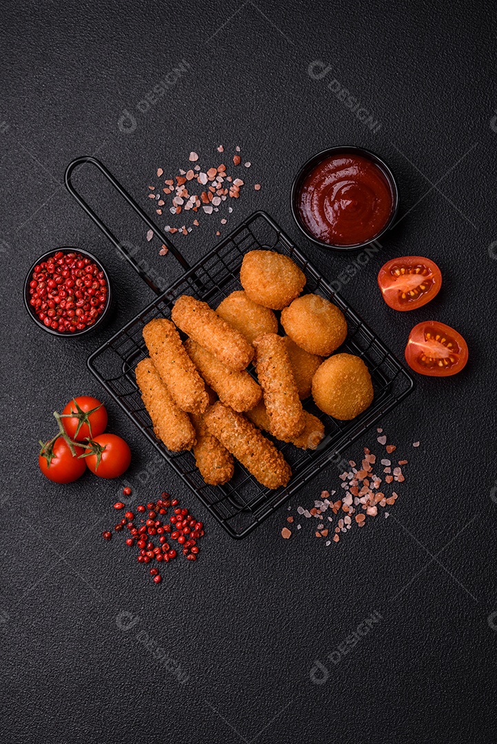 Deliciosos nuggets, rodelas e bolinhas de mussarela e queijo parmesão com sal e especiarias. Fast-food, comida pouco saudável